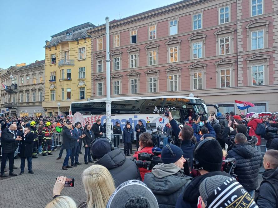 Deseci tisuća ljudi dočekali su srebrne! Trgom se orile pjesme, navijači zapalili desetak baklji