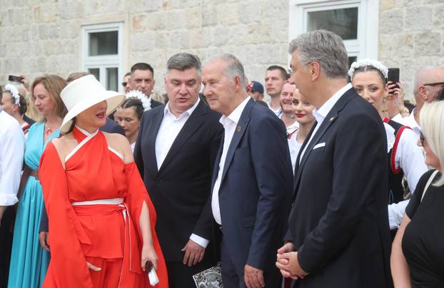 Sinj: Visoki drzavni uzvanici na prijemu u alkarskim dvorima povodom 310. Sinjske alke