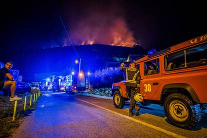 FOTO Strašna oluja na splitskom području! Munje izazvale više požara na padinama Mosora!