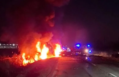 Strava u Srbiji: Sudarili se auti i traktor. Poginulo je troje ljudi, a dva automobila su se zapalila...