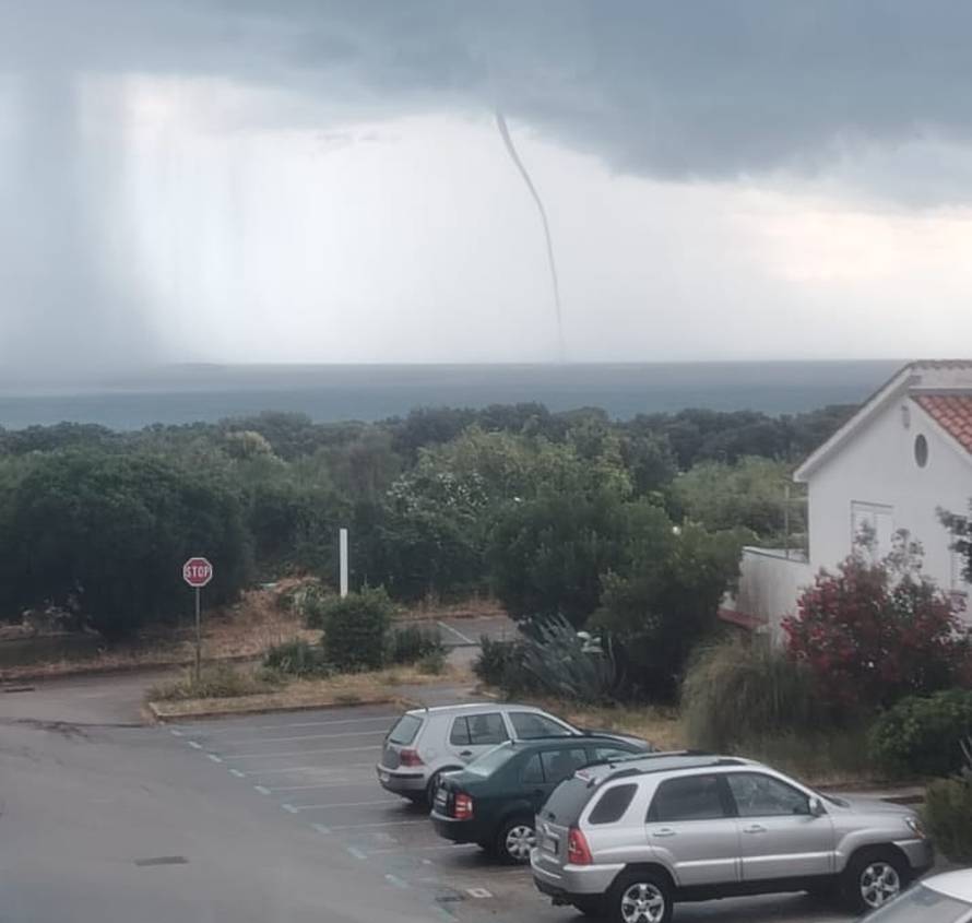 VIDEO Snimili megapijavicu kod Pule: 'Bila sam uzbuđena, tako veliku nikad nisam vidjela...'