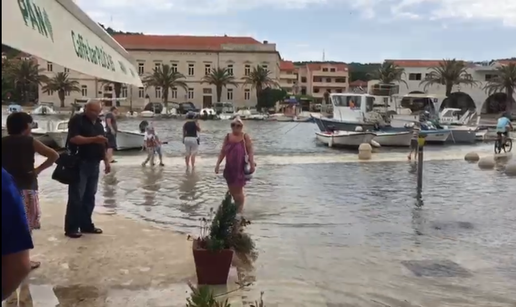 Golema šteta na Hvaru: Plimni val od dva metra poplavio rivu