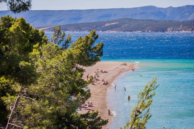 Olujna bura i jutro na plaži Zlatni rat