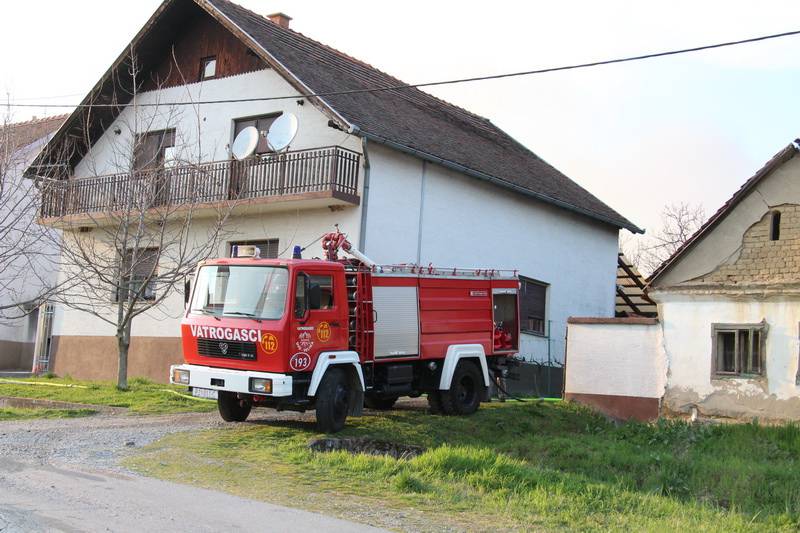 Staja izgorjela, krov se urušio: U zadnji tren spasili životinje