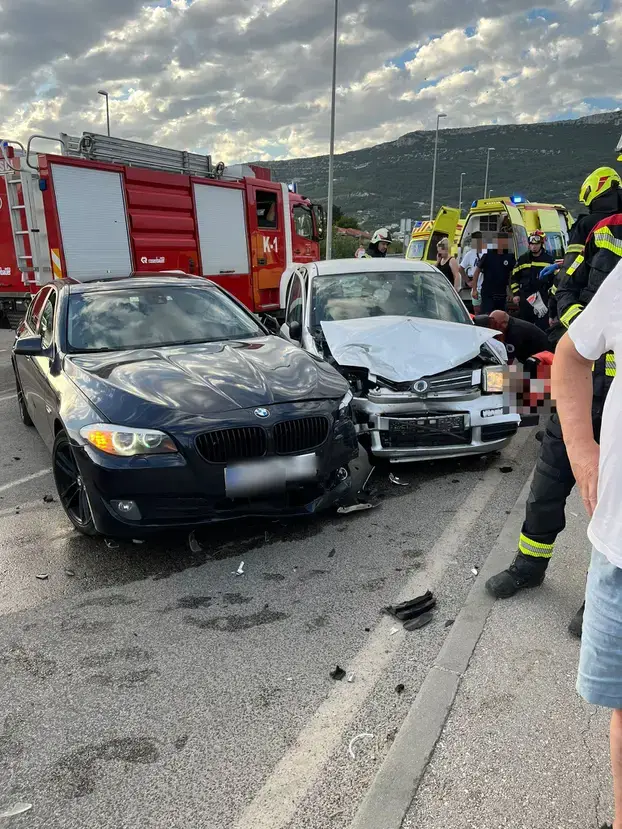 Detalji nesreće u Kaštel Starom: Pijan vozio BMW, udario u Fiat Pandu i usmrtio muškarca (59)