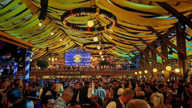 FOTO 24sata na Oktoberfestu:  Evo koliko košta krigla pive!
