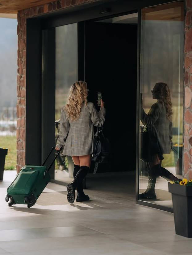 FOTO Ova srpska influencerica više je od 'lijepog lica', a radila je i kao 'sezonac' u Hrvatskoj