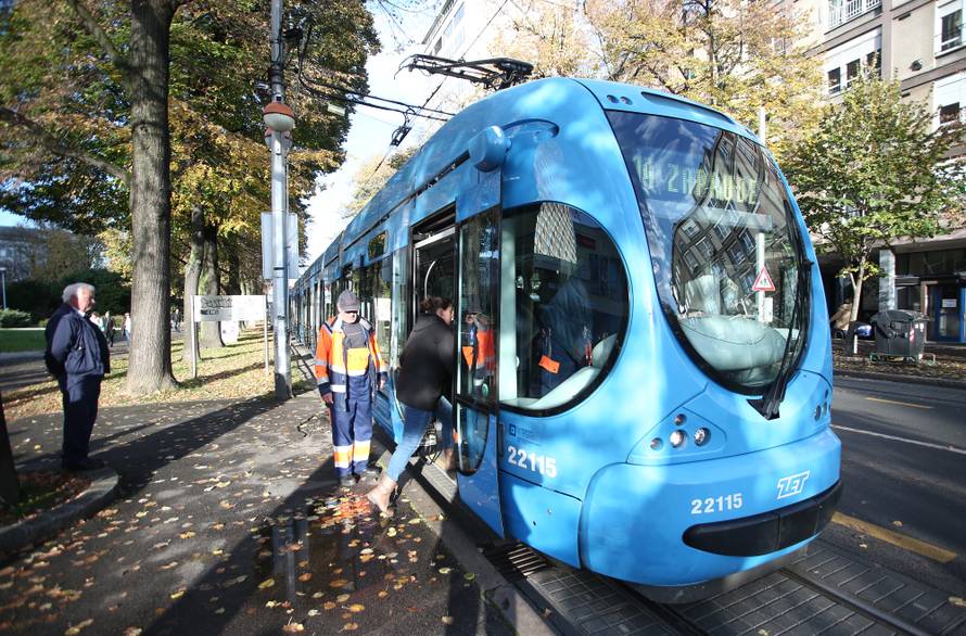 Pomagali: Pokvario se tramvaj u Zagrebu, gurali ga građani