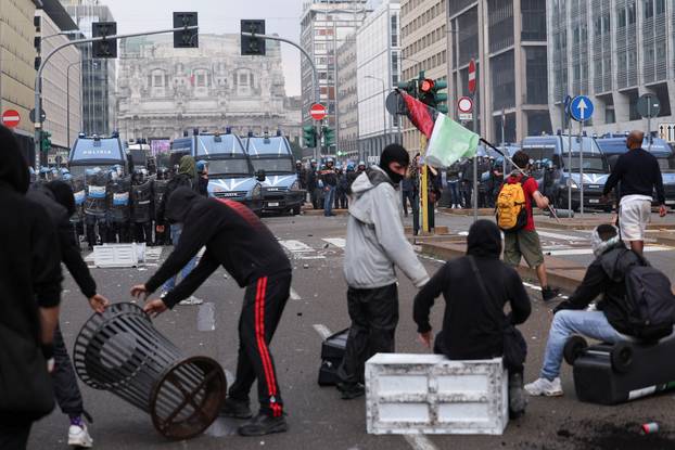 USB union holds nationwide strike, "Let's Block Everything," in solidarity with Gaza, in Milan
