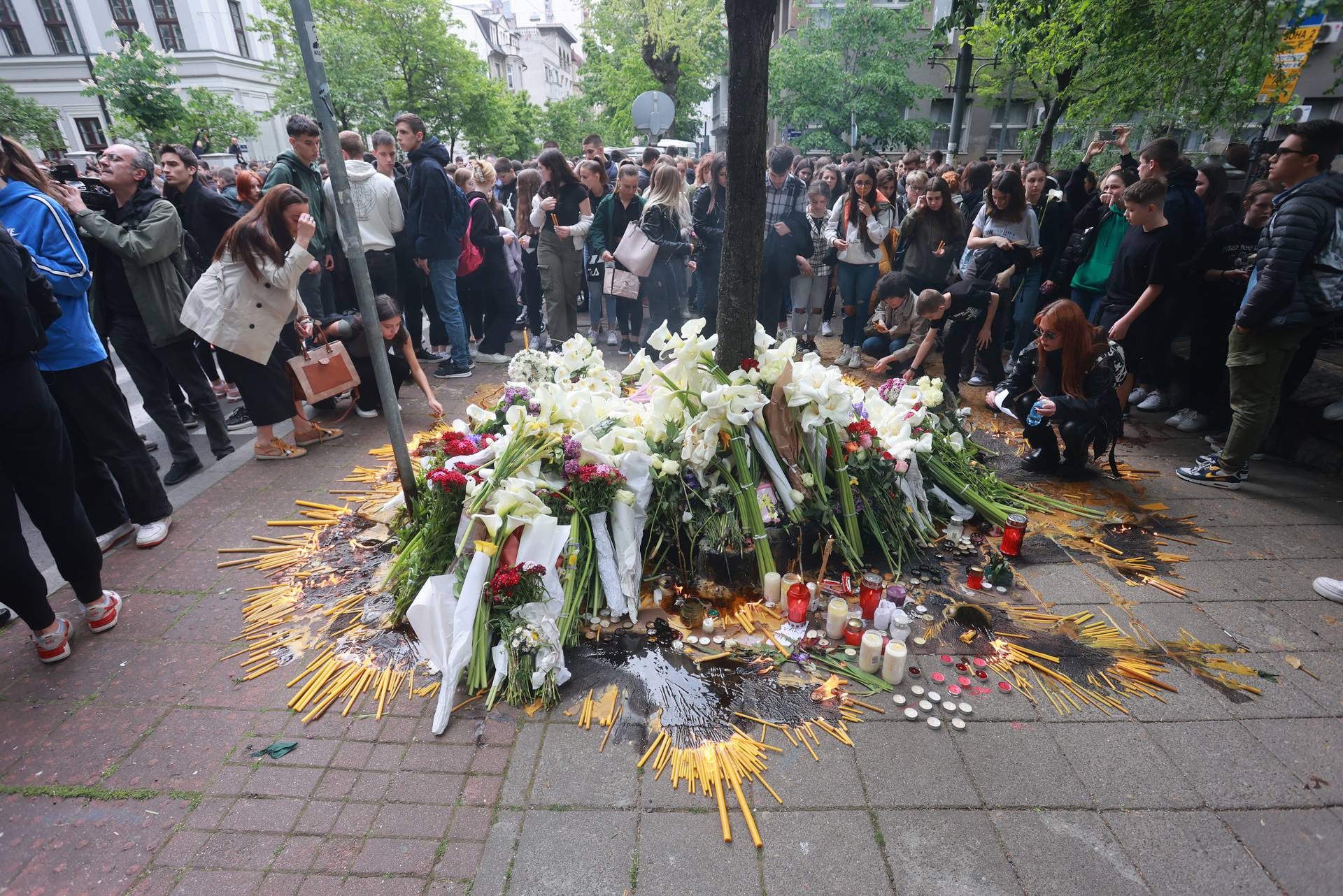 Beograd: Brojni učenici iz raznih škola zapalili svijeću i položili cvijeće na mjestu tragedije