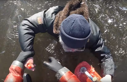 Spašavanje postalo viralni hit: Izvukli ga iz zaleđenog jezera
