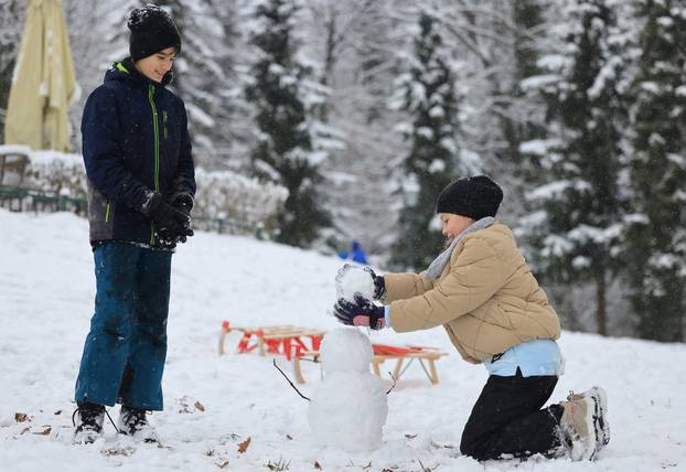 Zagreb: Maksimir, jedno od omiljenih mjesta za sanjkanje, grudanje ili šetnju po snijegu