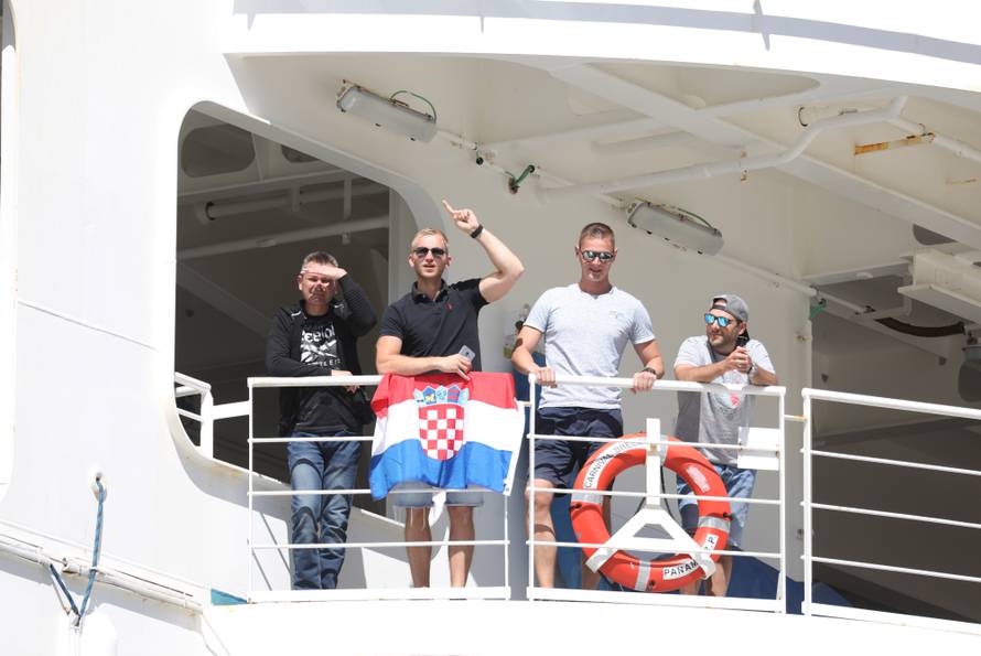 Kruzer Carnival Breeze s Hrvatima usidrio se u Dubrovniku