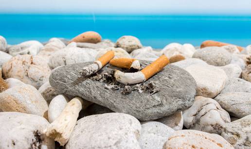 Ne bacajte opuške od cigareta po plaži - ponesite pepeljaru