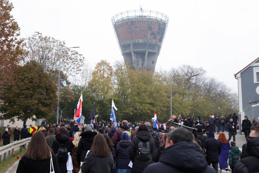 Vukovar: Kolona sjećanja prolazi pored Vodotornja