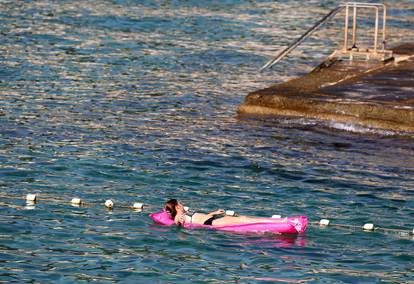 FOTO Vruće u Opatiji: Građani spas potražili na plaži Slatina