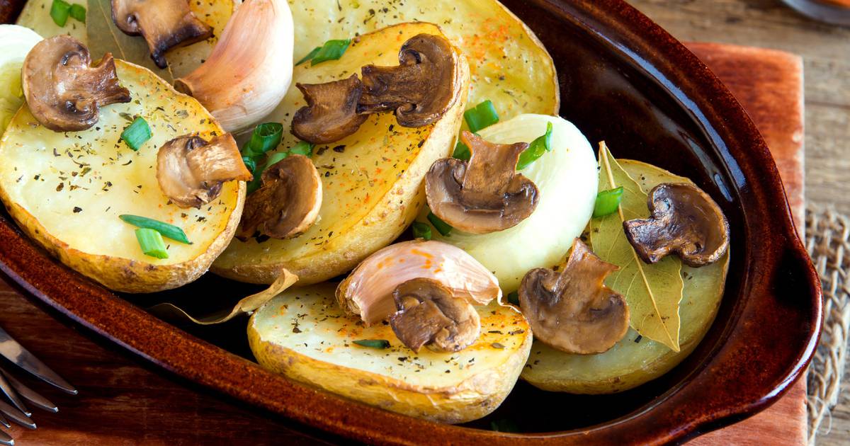 Delicious Baked Potatoes with Mushrooms: The Perfect Addition to Your Sunday Lunch