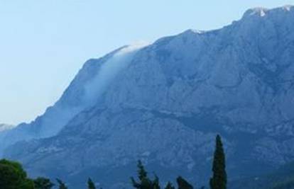 Makarska pod dimom: Požar na Biokovu gase i dva kanadera