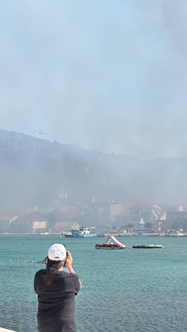 BUKTINJA U VINIŠĆU Vatrogasci spasili kuće od požara. Nebo kod Trogira prekrio je gusti dim