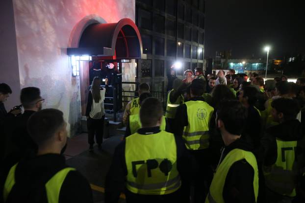 Beograd: Studenti u blokadi  objavili da su blokirali zgradu Radio-televizije Srbije (RTS) i najavili da će blokada trajati 22 sata