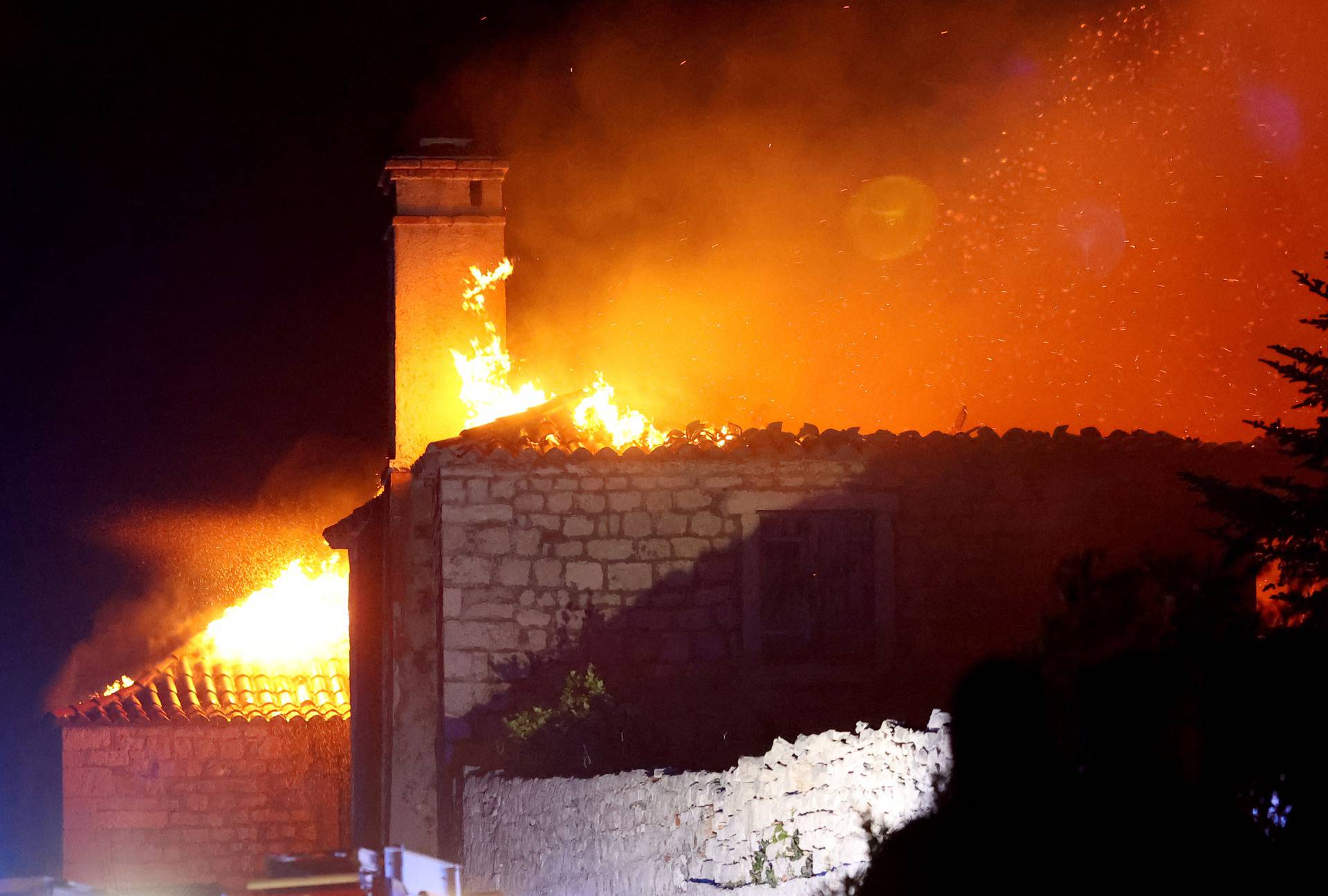 Veliki požar zahvatio samostan i crkvu Sv. Križa na Čiovu