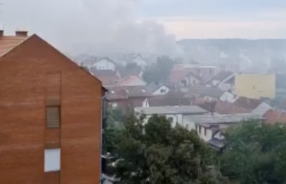 U osječkoj Retfali buknuo požar na kući, vatrogasci na terenu