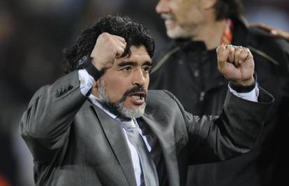 Uvijek zna koliko je sati: Maradona nosi dva sata...