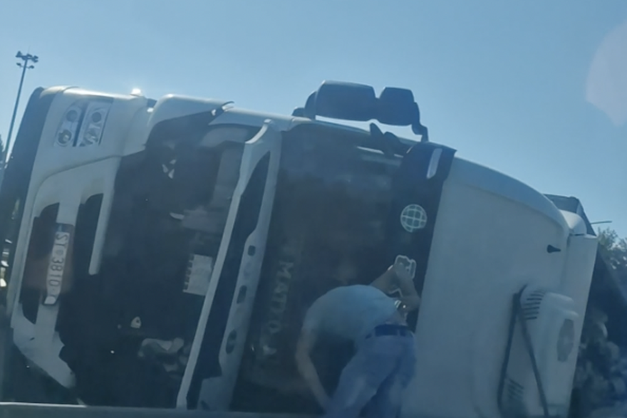 Prevrnuo se &scaron;leper sa sme&cacute;em kod Ogulina