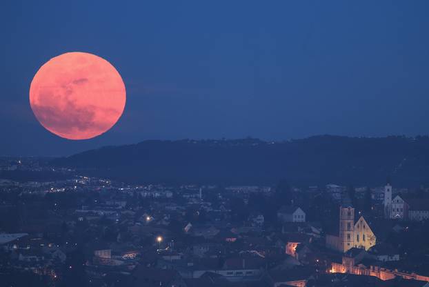 Krvavi Mjesec tijekom potpune pomrčine Mjeseca iznad Samobora 