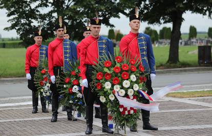 U Osijeku položeni vijenci i odana počast poginulima povodom Dana državnosti