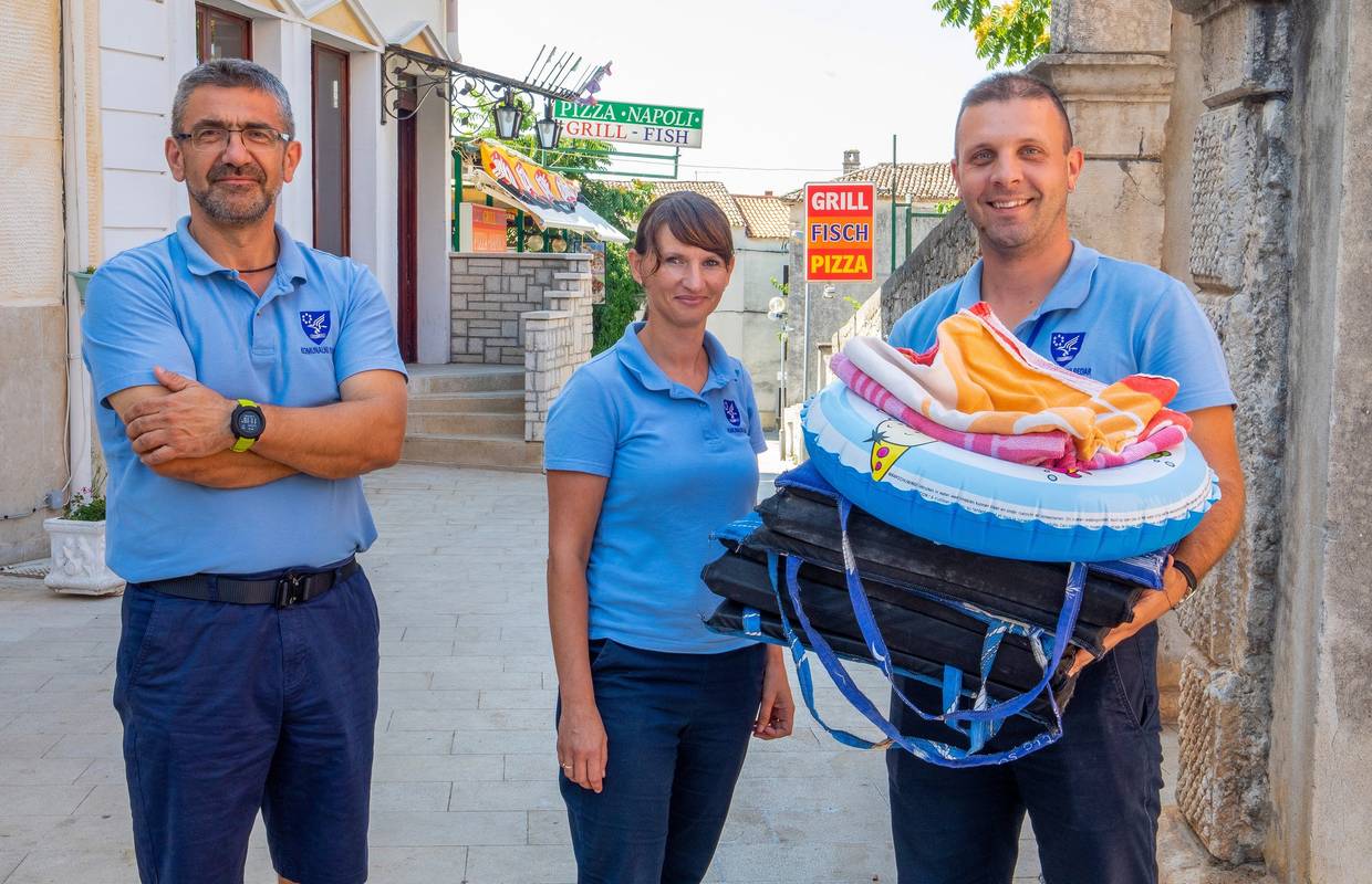Policija za ručnike: 'Turisti ne mogu staviti ležaljku u zoru i ići na kavu. Postoje kazne za to'