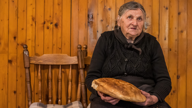 Nemaju pekarnice ni dućana, a sad im ukinuli i dostavu kruha: 'Pečem i jedem stari, a što ću...'