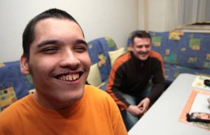 Otac invalid svog sina (19) u kolicima nosi na prvi kat 