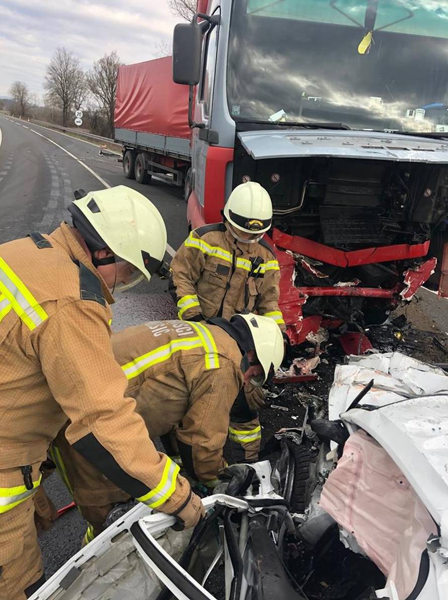 Naglo je skrenuo, zabio se u kamion i ostao zgnječen ispod