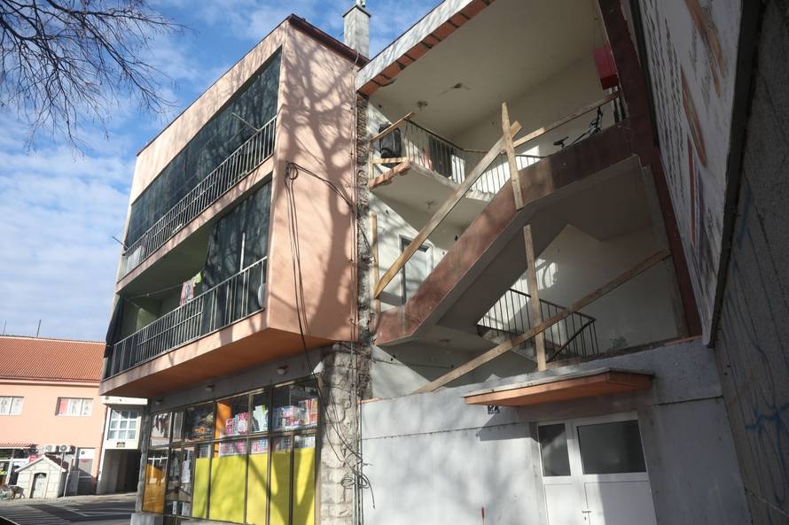 U Kninu se urušio dio stambene zgrade na trgu Oluje