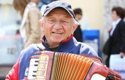 Laci na Eurosongu s novim porculanskim zubalom