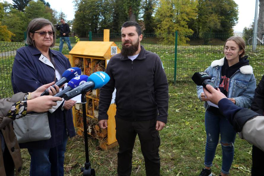 Postavljen je prvi karlovački hotel za pčele koji su izradili učenici Šumarske škole