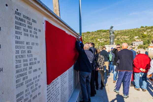 Drvenik Veli: Predsjednik Zoran Milanović položio je vjenac na spomen obilježju “Majka Domovina”