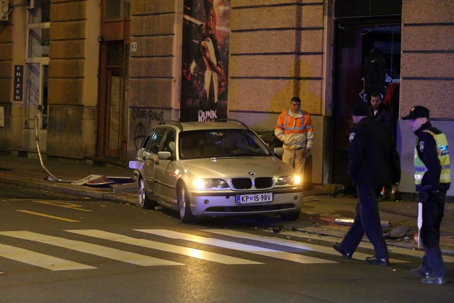 Prošao kroz crveno? Od siline udara BMW odbačen na pločnik