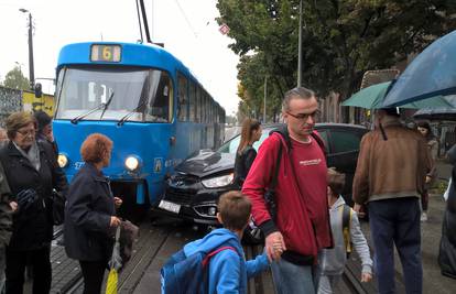 Jedan ozlijeđeni u sudaru tramvaja i auta u Zagrebu