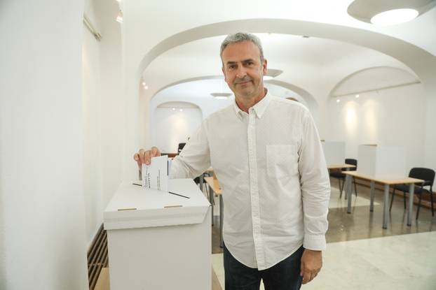 Zagreb: Krunoslav Katičić glasovao na izborima za EU parlament