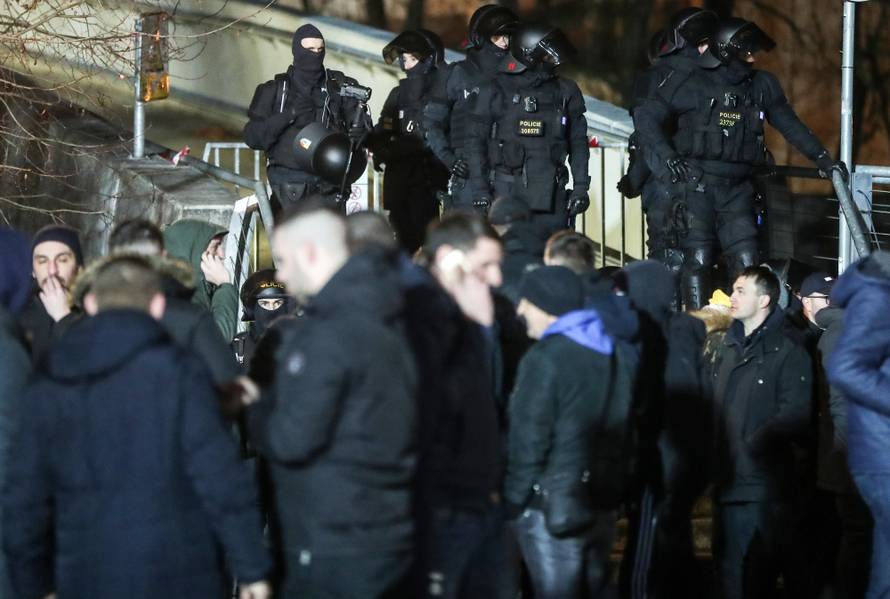 Plzen: Jake policijske snage meÄu navijaÄima ispred stadiona uoÄi poÄetka utakmice