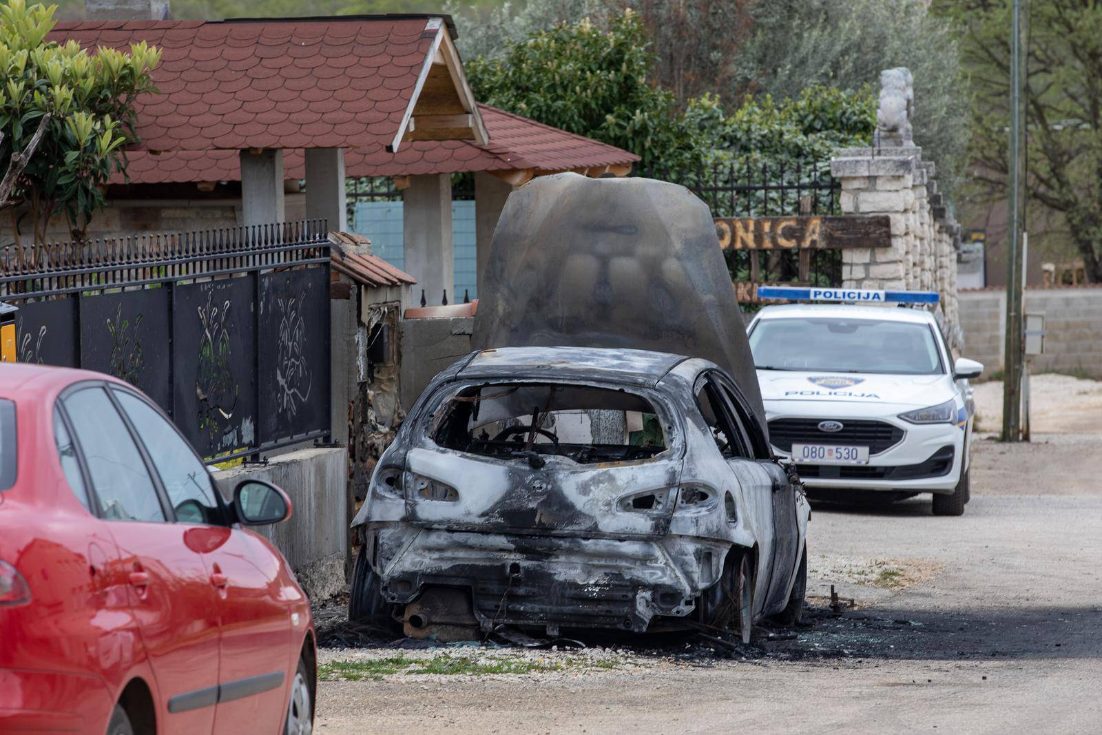 U tri sata ujutro u naselju Žbandaj kod Poreča buknuo je požar na dva automobila