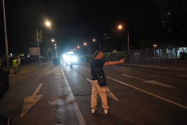 Policija i vojska suzavcima rastjerala okupljene prosvjednike u Novom Beogradu