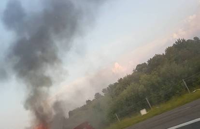 Na autocesti gorio auto: 'Dva kilometra prije smo vidjeli dim'