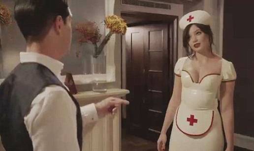 Lowe 'uskočila' u minijaturnu uniformu medicinske sestre 