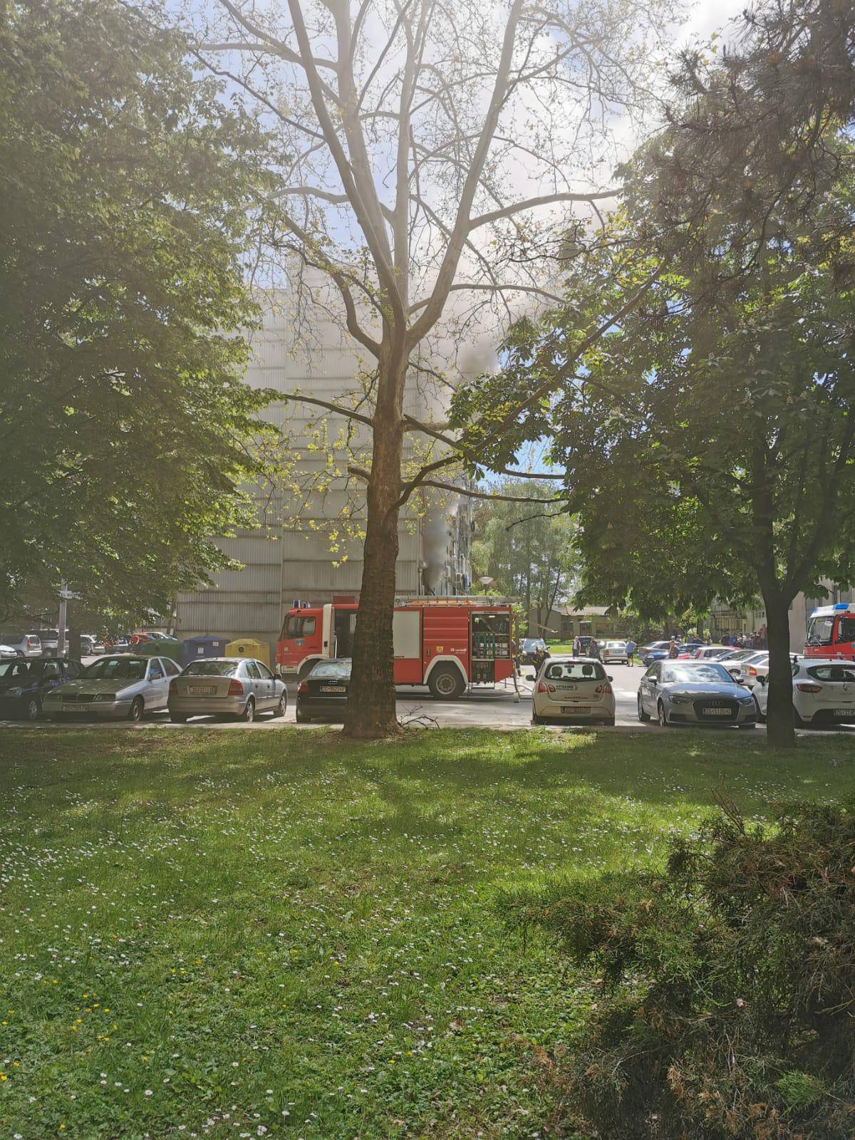 Remetinečki Gaj: Izbio požar u stanu, spašeno je troje ljudi...