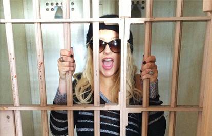 Aguilera pozirala iza rešetaka: 'Bježim, ne mogu me zadržati'