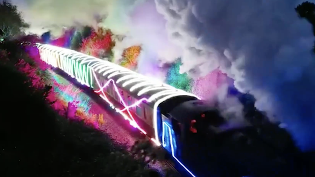 Blještavi božićni vlak vijuga Britanijom: 'Bilo je magično'