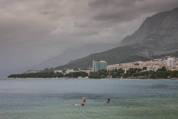 Makarska: Robert Tarčuki svaki dan se kupa unatoč zimi